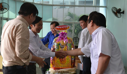 Phó Bí thư Tỉnh ủy, Trưởng Đoàn đại biểu Quốc hội Võ Văn Bình chúc tết và tặng quà Ban Biên tập Báo Ấp Bắc