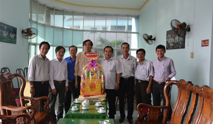 Phó Bí thư Tỉnh ủy, Trưởng Đoàn đại biểu Quốc hội Võ Văn Bình chúc tết và tặng quà Ban Biên tập Báo Ấp Bắc