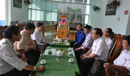 Phó Bí thư Tỉnh ủy, Trưởng Đoàn đại biểu Quốc hội Võ Văn Bình trao đổi với Ban Biên tập Báo Ấp Bắc