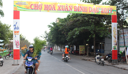 Nhiều người đến chợ hoa xuân TX. Gò Công mua hoa về trang trí. IMG-9728: Chợ TX. Gò Công dập dìu kẻ mua người bán.
