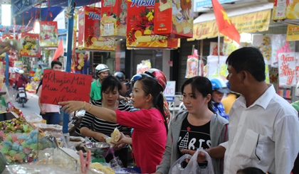 Các cửa hàng bánh, mứt cũng luôn tấp nập người mua.