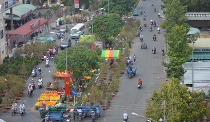 Mặc dù trời đã gần trưa 30 Tết nhưng chợ Hoa vẫn còn tấp nập người mua.