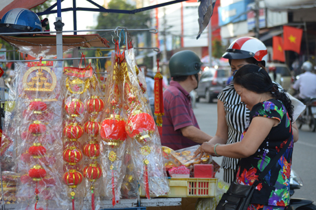 Hay rực đỏ những bao lì xì hay đồng tiền vàng trang trí Tết.