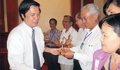 Ông Nguyễn Văn Danh, Ủy viên BCH Trung ương Đảng, Bí thư Tỉnh ủy, Chủ tịch HĐND tỉnh Tiền Giang tặng quà lưu niệm cho lãnh đạo HĐND các tỉnh, thành khu vực ĐBSCL tại Hội nghị giao ban HĐND các tỉnh, thành khu vực ĐBSCL lần thứ 22, do Tiền Giang đăng cai tổ chức.