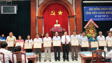 Ông Lê Văn Hưởng, Phó Bí thư Tỉnh ủy, Chủ tịch UBND tỉnh trao tặng Bằng khen của UBND tỉnh cho đại diện các tập thể có thành tích xuất sắc trong công tác tham mưu cho hoạt động của HĐND các cấp giai đoạn 2011 - 2016 tại Kỳ họp thứ 15 - HĐND tỉnh khóa VIII.