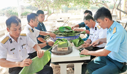 Gói bánh chưng ăn Tết trên đảo Trường Sa lớn.