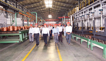Lãnh đạo tỉnh và huyện thăm Công ty TNHH Gia công đồng Hải Lượng Việt Nam tại KCN Long Giang huyện Tân Phước. Ảnh: Ngô Văn