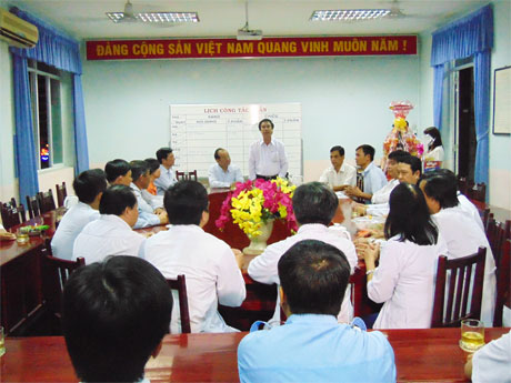 Đoàn lãnh đạo tỉnh do ông Nguyễn Văn Danh, Bí thư Tỉnh ủy làm trưởng đoàn đến thăm và chúc Tết đội ngũ cán bộ, y bác sĩ Bệnh viện ĐKTT tỉnh làm nhiệm vụ trong đêm giao thừa.