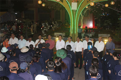 Tại Công viên Thủ Khoa Huân, Đoàn lãnh đạo tỉnh trực tiếp gặp gỡ, động viên, chúc Tết người lao động thuộc Công ty TNHH Một thành viên Công trình đô thị TP. Mỹ Tho đang thực hiện nhiệm vụ giữ gìn vệ sinh đường phố trong đêm giao thừa.