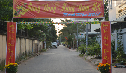Từng ngỏ hẻm, khu phố trang hoàng cho Tết cổ truyền.
