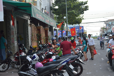 Một góc quán hủ tiếu chay vào ngày mùng 1 khá đông đúc.
