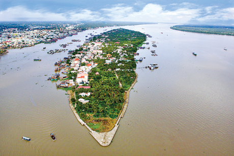 Cồn Tân Long  như con tàu vươn xa  trên sông Tiền.  Ảnh: Nguyễn Triết                                                                  