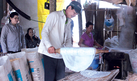 Tại Làng bánh tráng xã Hậu Thành, huyện Cái Bè, từ 2 - 3 giờ sáng, hơn 80 lò bánh tráng nhộn nhịp với các công đoạn ngâm gạo, xay bột, nhóm lò… để phục vụ Tết.