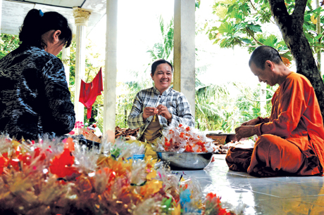 Dọc con hẻm nhỏ ở khu phố 5, phường 10 (TP. Mỹ Tho) không khí tết cũng đang ùa về, với cảnh người người gọt, vắt hạnh, xên, đóng gói mứt hạnh cho kịp ra chợ tết.
