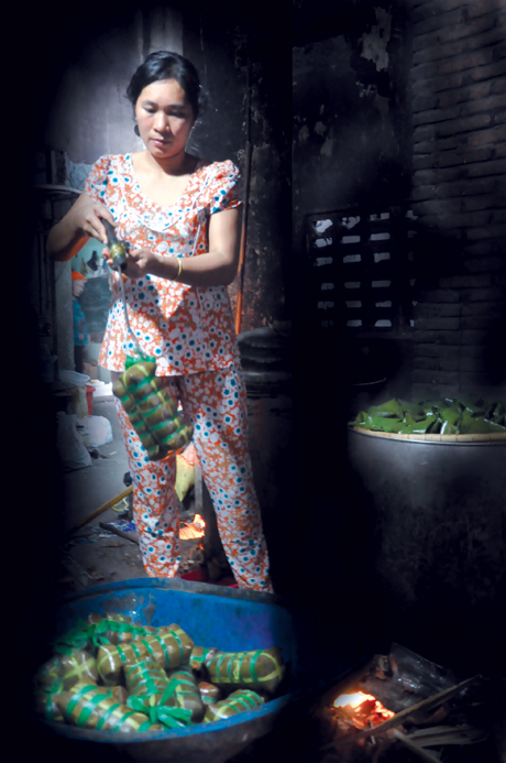 Không biết tự bao giờ, bánh tét đã trở thành món ăn truyền thống và việc gói bánh tét cũng trở thành một trong những phong tục ngày tết không thể thiếu của người Nam bộ. Làng Bánh tét Hội Gia (xã Mỹ Phong, TP. Mỹ Tho) đã hình thành hơn 60 năm, luôn nức tiếng với hương vị độc đáo.