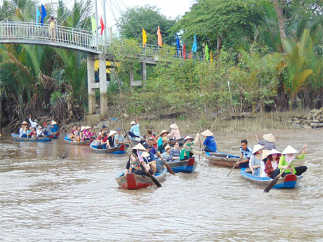 Đò chèo - một sản phẩm du lịch luôn thu hút khách tham quan du lịch ở khu du lịch Thới Sơn trong những ngày Tết.