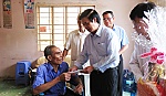 Thắm đượm nghĩa tình những phần quà Tết