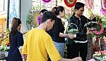 Nhộn nhịp thị trường hoa, quà tặng Ngày Lễ Tình nhân