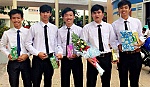 Sinh viên Đỗ Hoàng Khuê- Nhận giải thưởng 