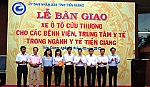 UBND tỉnh bàn giao 12 xe cứu thương cho cơ sở điều trị