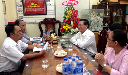 Ông Đặng Thanh Liêm, Bí thư Thành ủy, Chủ tịch HĐND TP. Mỹ Tho thăm HTX Thương mại - Dịch vụ Phường 1.