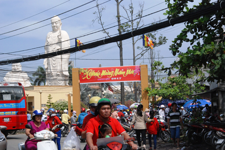 Viếng chùa lễ Phật đầu năm là tục lệ lâu đời của người Việt. Đặc biệt dòng người hành hương từ khắp nơi trong và ngoài tỉnh đổ về những ngôi cổ tự rất đông. Gần như sau giao thừa đến hết ngày mùng 1 Tết, lối vào chùa Vĩnh Tràng luôn trong tình trạng chen chúc khách hành hương.