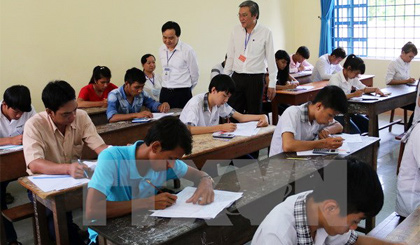 Bộ trưởng Bộ Giáo dục và Đào tạo Phùng Xuân Nhạ và Phó Chủ tịch UBND tỉnh Ninh Thuận Lê Văn Bình kiểm tra thi Trung học Phổ thông tại trường An Phước, huyện Ninh Phước, tỉnh Ninh Thuận. Ảnh: Đức Ánh/TTXVN