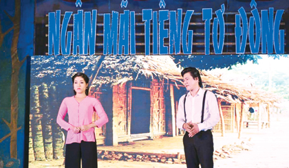 Nghệ sĩ Huỳnh Mơ và NSƯT Đào Vũ Thanh trong trích đoạn Chuyện tình Lan và Điệp của Chương trình “Ngân mãi tiếng tơ đồng”. 