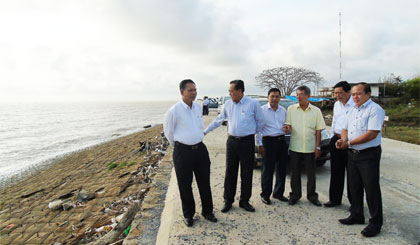 Lãnh đạo tỉnh, huyện khảo sát đê biển Gò Công.