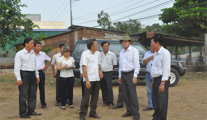 Ông Lê Văn Hưởng, Chủ tịch UBND tỉnh, Trưởng Ban ATGT tỉnh cùng Ban ATGT tỉnh, Sở GTVT khảo sát tình trạng ATGT tại chợ Tân Lý Đông (huyện Châu Thành).