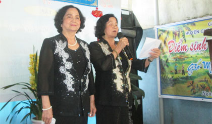 Hai chị em song sinh Thanh Trúc - Thanh Phước giao lưu thơ của mình sáng tác.