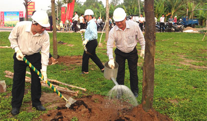 Lãnh đạo TP. Mỹ Tho tham gia trồng cây xanh.
