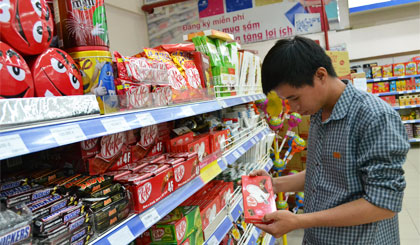 Khách hàng xem quà tặng socola tại Co.oopmart Mỹ Tho.