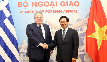 Phó Thủ tướng, Bộ trưởng Bộ Ngoại giao Phạm Bình Minh, Bộ trưởng Bộ Ngoại giao Hy Lạp Nikos Kotzias. Ảnh: VGP/Hải Minh