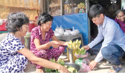 Minh Trí ngoài giờ học còn phụ bà nội bán tạp hóa.