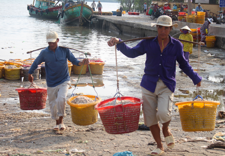 “Lộc biển” đầu năm “oằn gánh” trên vai người dân.