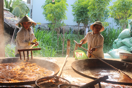 Một số ruốc biển mang về được luộc chín và tẩm màu, sau đó mang đi phơi. Loại bột màu dùng để nhuộm ruốc là loại được Bộ Y tế cho phép sử dụng.