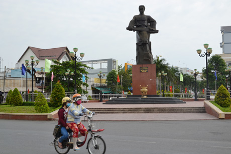 Trước Tượng đải AHDT Trương Định.