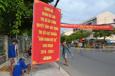 Chuẩn bị các pano tuyên truyền.
