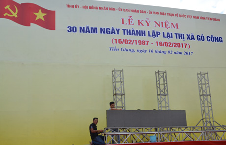 Chuẩn bị hệ thống đèn cho sân khấu chính của buổi lễ.