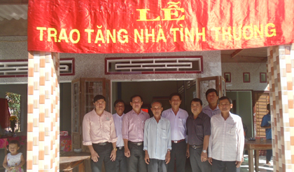 Ông Lý Hoàng Chiêu cùng Chính quyền địa phương dự bàn giao
