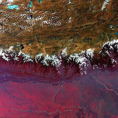 Tuyết tạo thành những đốm trắng trên vùng núi Himalaya