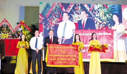Ông Nguyễn Văn Danh, Ủy viên BCH Trung ương Đảng, Bí thư Tỉnh ủy, Chủ tịch HĐND tỉnh trao tặng Cờ của Tỉnh ủy cho lãnh đạo TX. Gò Công. Ảnh: Phương Anh