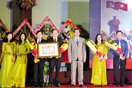 Được sự ủy nhiệm, ông Lê Văn Hưởng, Phó Bí thư Tỉnh ủy, Chủ tịch UBND tỉnh trao Huân chương Lao động hạng Nhất của Chủ tịch nước cho  Đảng bộ, chính quyền và nhân dân TX. Gò Công.               Ảnh: THÁI THIỆN