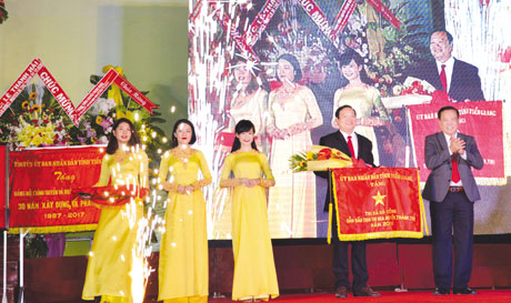 Ông Lê Văn Nghĩa, Ủy viên Ban Thường vụ Tỉnh ủy, Phó Chủ tịch UBND tỉnh trao tặng Cờ thi đua của UBND tỉnh cho lãnh đạo TX. Gò Công.                                                                                         Ảnh: THẾ ANH