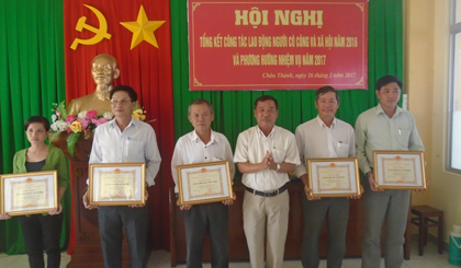 (Ảnh: Ông Trần Hữu Phong, Phó Chủ tịch UBND huyện trao giấy khen ) Ảnh số: 05219