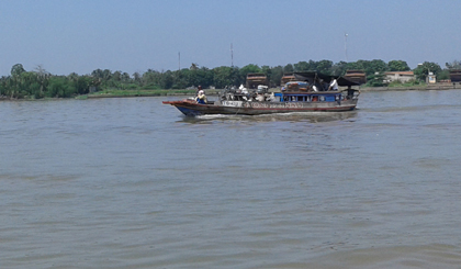 Hành khách không mặc áo phao, vô tư ngồi trước mũi đò. 