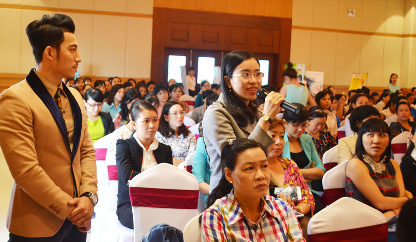 Đại biểu giao lưu hỏi đáp cùng chuyên gia. Ảnh: Như Lam