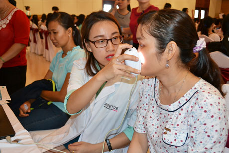 Hoạt động soi da tại buổi tọa đàm.