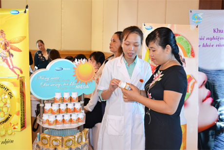 Nhân viên giới thiệu các sản phẩm chăm sóc da cho chị em phụ nữ tại buổi tọa đàm.